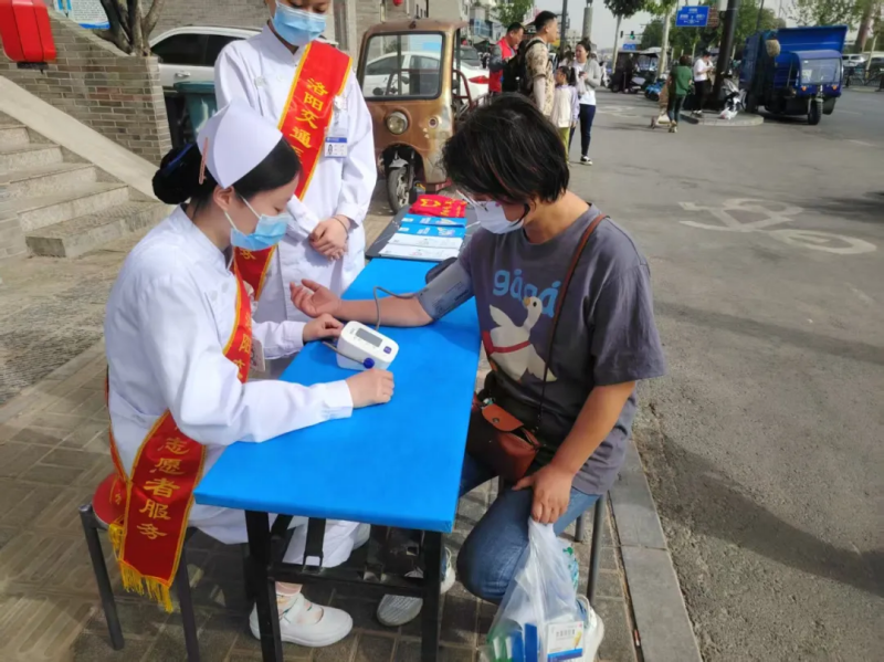 “五一”期間，交通醫(yī)院開展“健康零距離，義診護萬家”志愿服務活動